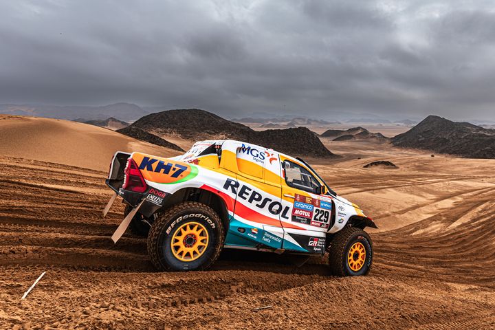 Carlos Checa y Laia Sanz ensalzan a la 'armada española' en la séptima etapa del Dakar Carlos Checa y Laia Sanz ensalzan a la 'armada española' en la séptima etapa del Dakar