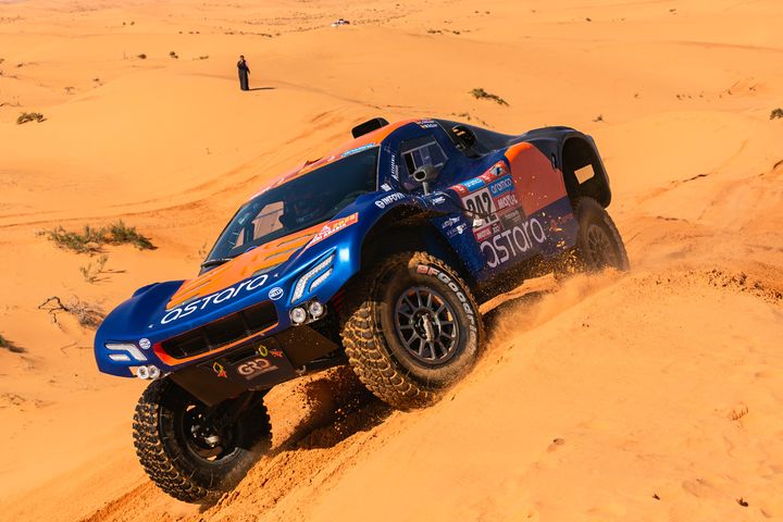Carlos Sainz sucumbe a la dureza del Dakar y no cumple con el recorrido de la sexta etapa Carlos Sainz sucumbe a la dureza del Dakar y no cumple con el recorrido de la sexta etapa