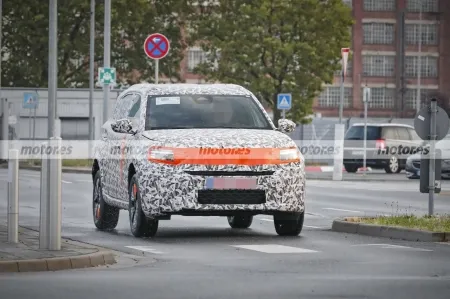 El nuevo Opel Crossland posa en sus primeras pruebas, la segunda generación del sucesor del Meriva también será un SUV eléctrico