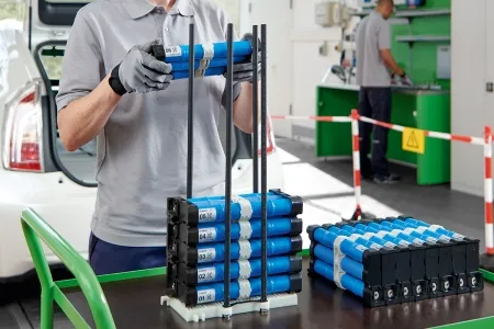 Bosch alarga la vida de los híbridos de Toyota y Lexus con una solución rápida y más barata que cambiar una batería al completo Bosch alarga la vida de los híbridos de Toyota y Lexus con una solución rápida y más barata que cambiar una batería al completo