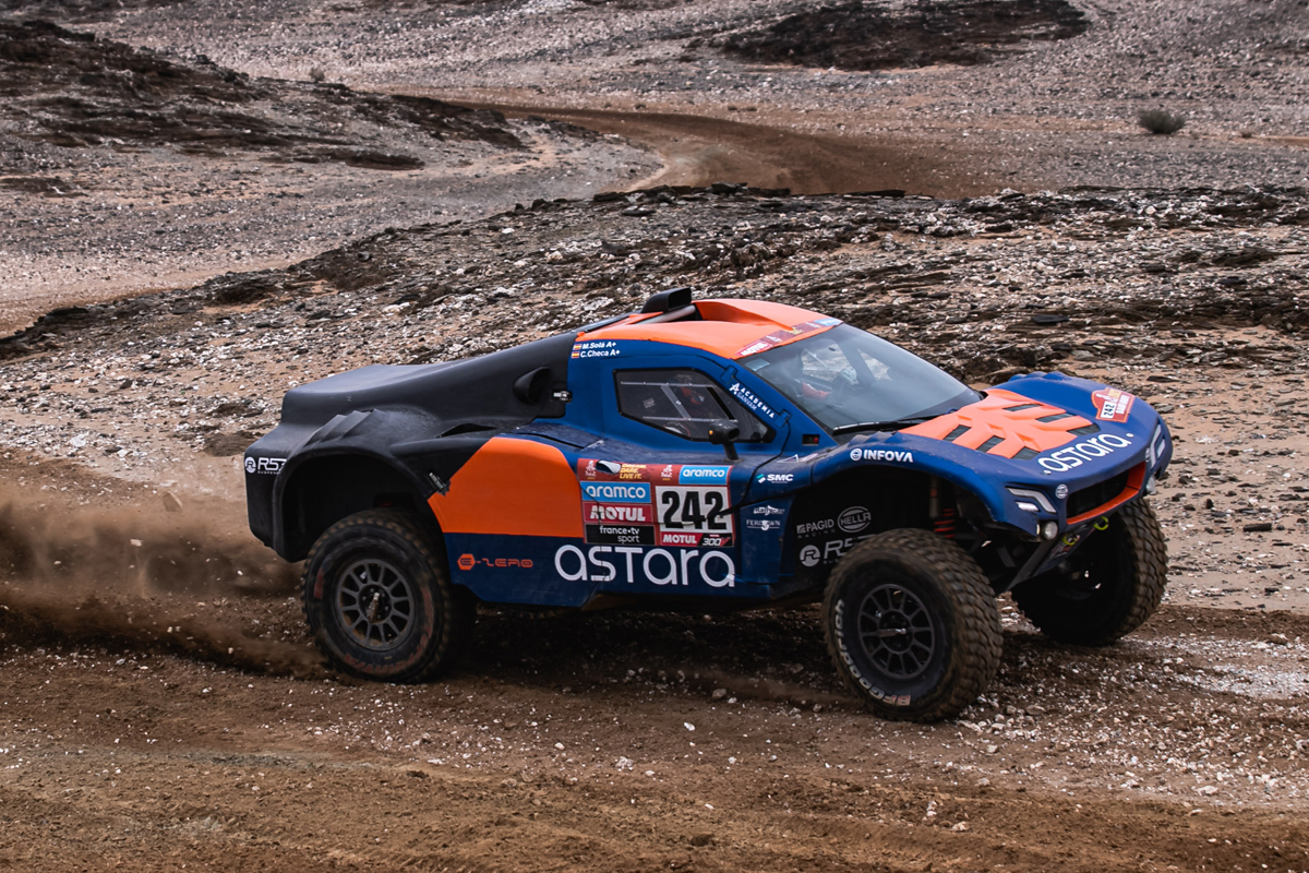 Carlos Checa y Laia Sanz ensalzan a la 'armada española' en la séptima etapa del Dakar Carlos Checa y Laia Sanz ensalzan a la 'armada española' en la séptima etapa del Dakar
