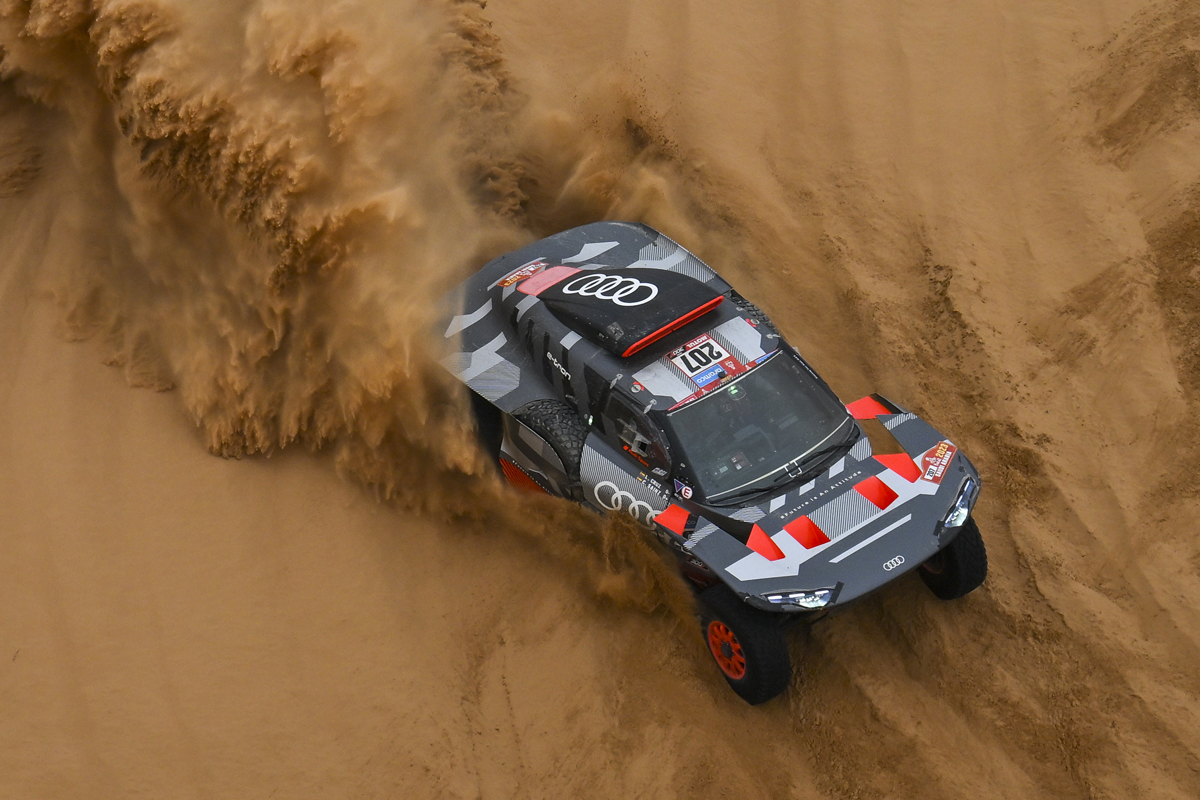 Carlos Sainz vuelca, es evacuado en helicóptero y pide volver para continuar en el Dakar Carlos Sainz vuelca, es evacuado en helicóptero y pide volver para continuar en el Dakar