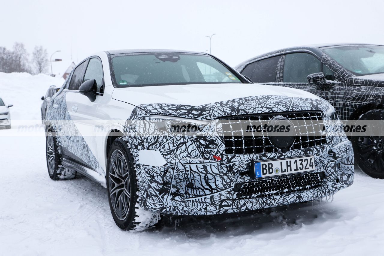 El nuevo Mercedes-AMG GLC 63 Coupé revela su interior más deportivo sin pizca de camuflaje El nuevo Mercedes-AMG GLC 63 Coupé revela su interior más deportivo sin pizca de camuflaje