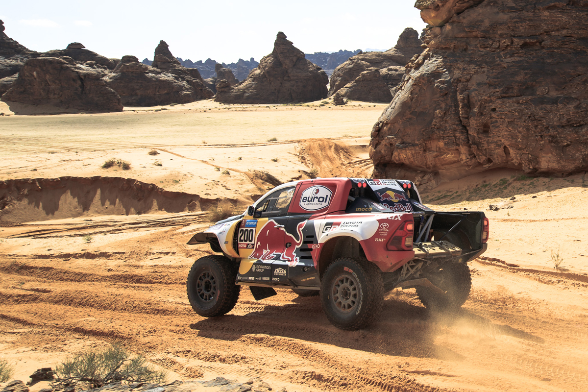Nasser Al-Attiyah aprieta en la quinta etapa ante un Carlos Sainz que aguanta el tirón Nasser Al-Attiyah aprieta en la quinta etapa ante un Carlos Sainz que aguanta el tirón