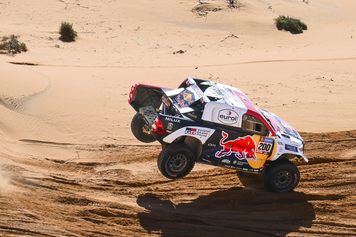 Nasser Al-Attiyah cabalga solo tras el accidente de Carlos Sainz y Stéphane Peterhansel en la sexta etapa Nasser Al-Attiyah cabalga solo tras el accidente de Carlos Sainz y Stéphane Peterhansel en la sexta etapa